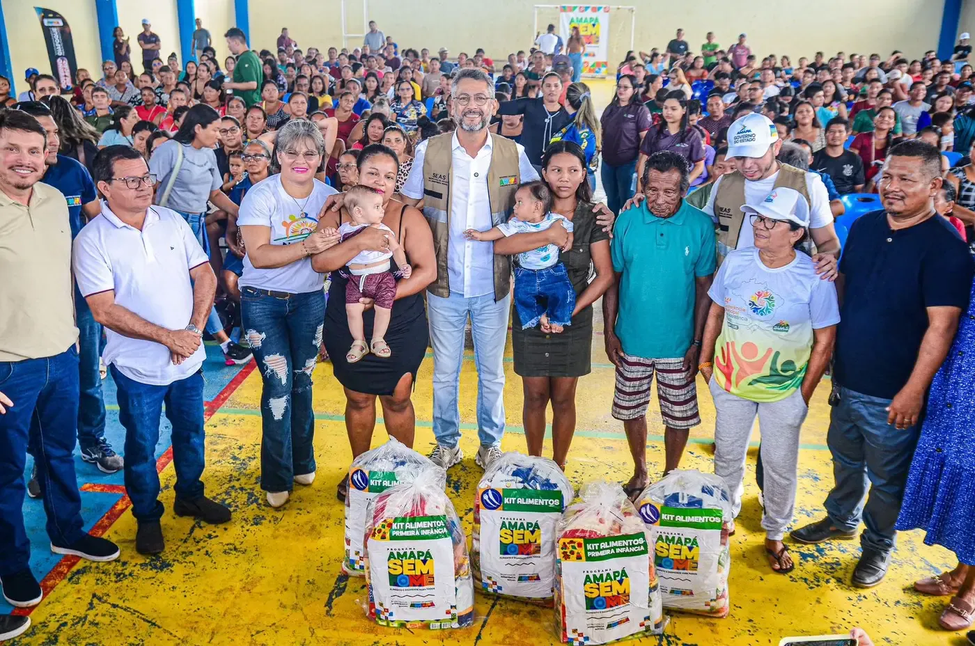 Amapá sem Fome: governador Clécio Luís beneficia cerca de 300 famílias em vulnerabilidade com kits de alimentos em Oiapoque