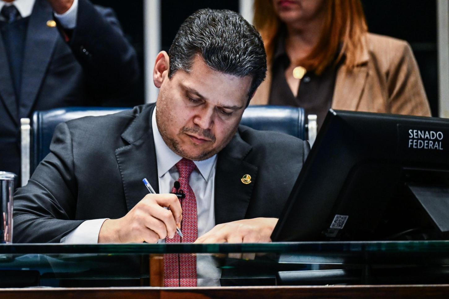 Avanços no Senado refletem luta por igualdade e proteção às mulheres no Brasil