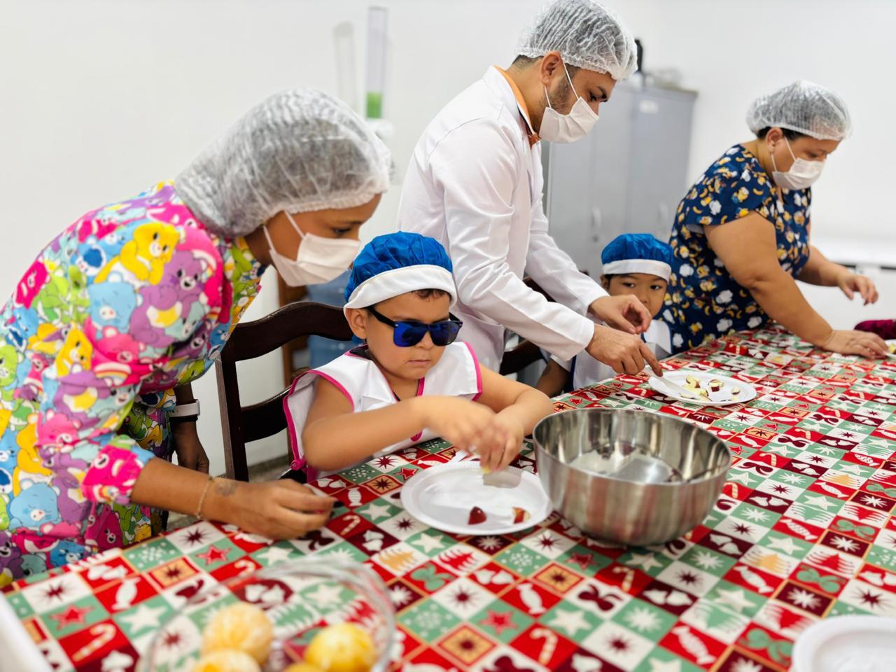 Crianças com autismo participam de treino de AVD no CER com salada de frutas