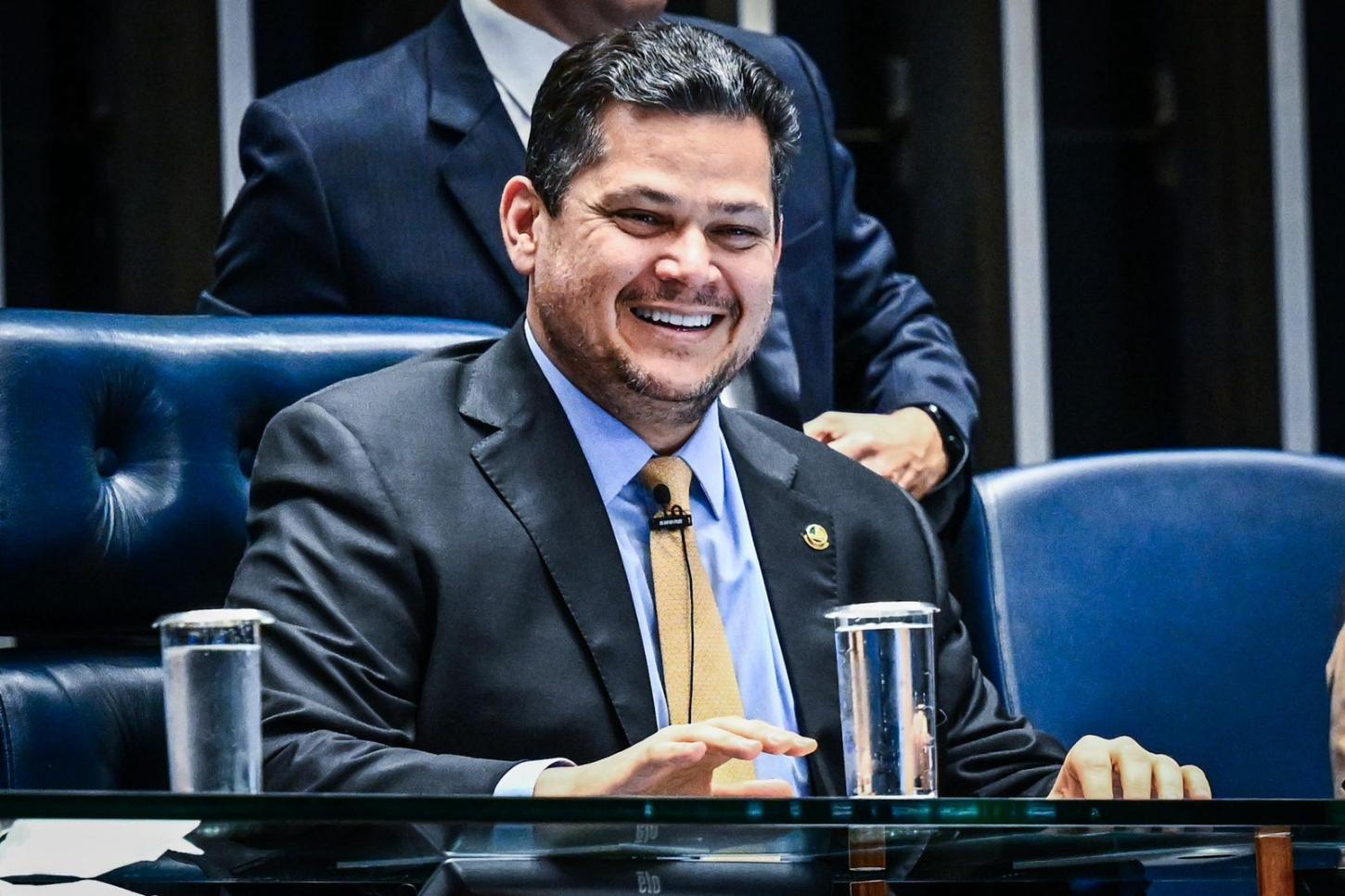 Davi parabeniza obra do Senado semifinalista do Prêmio Jabuti Acadêmico 2025