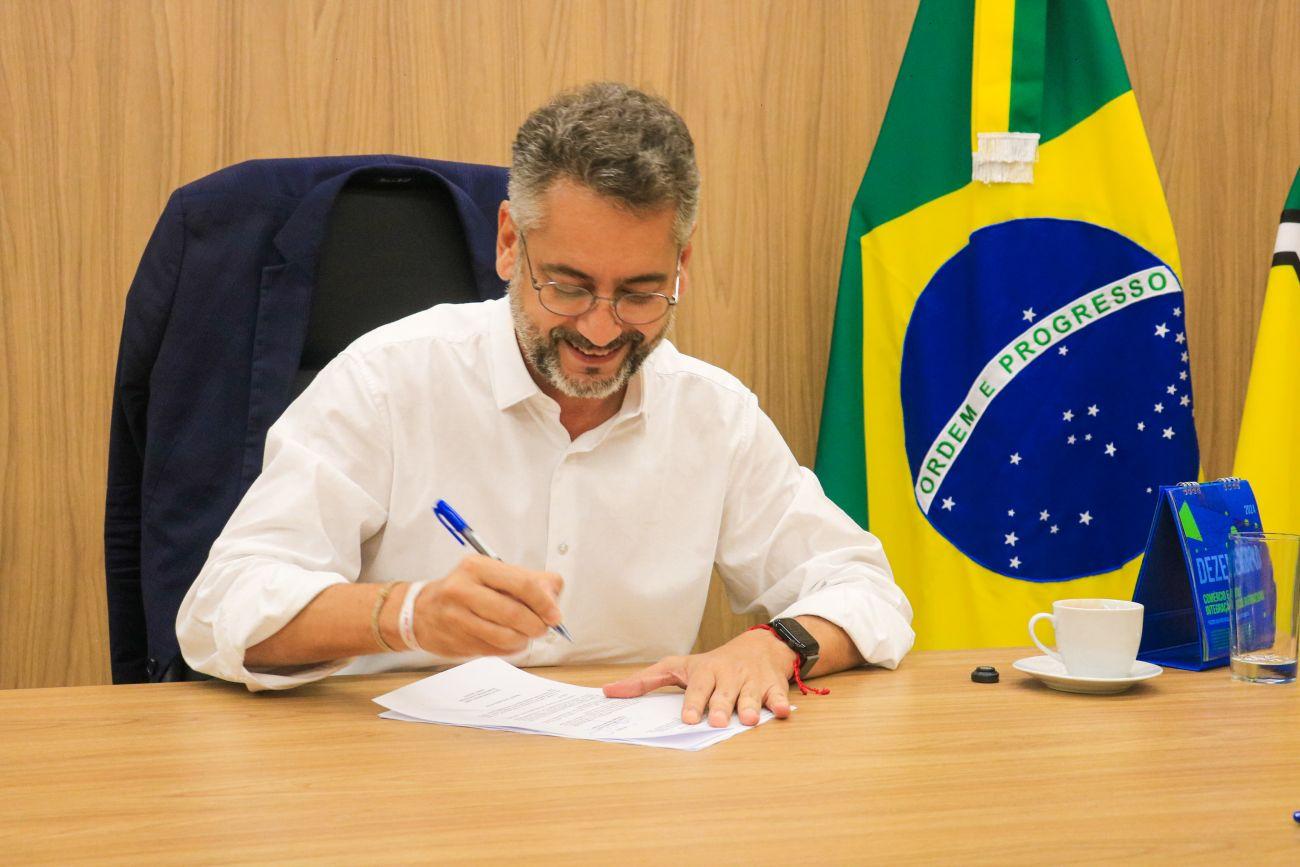 Governador Clécio Luís prorroga concursos públicos da Educação e da Polícia Cientifica do Amapá por mais dois anos