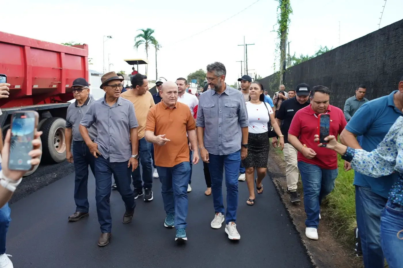 'Mais um passo para transformar a infraestrutura urbana', diz governador Clécio Luís ao acompanhar obras de pavimentação em Santana