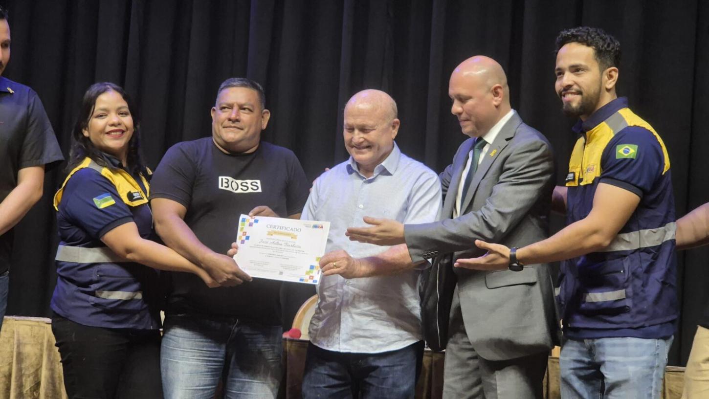 Prefeito Bala participa da cerimônia de certificação de novos mototaxistas formados pelo Detran