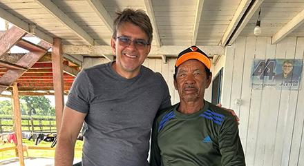 Prefeito Júnior Leite de Pracuúba lidera ação solidária com entrega de kits alimentares em São Miguel do Flexal