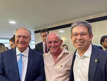 Randolfe destaca isenção de taxistas da taxa de verificação de taxímetros