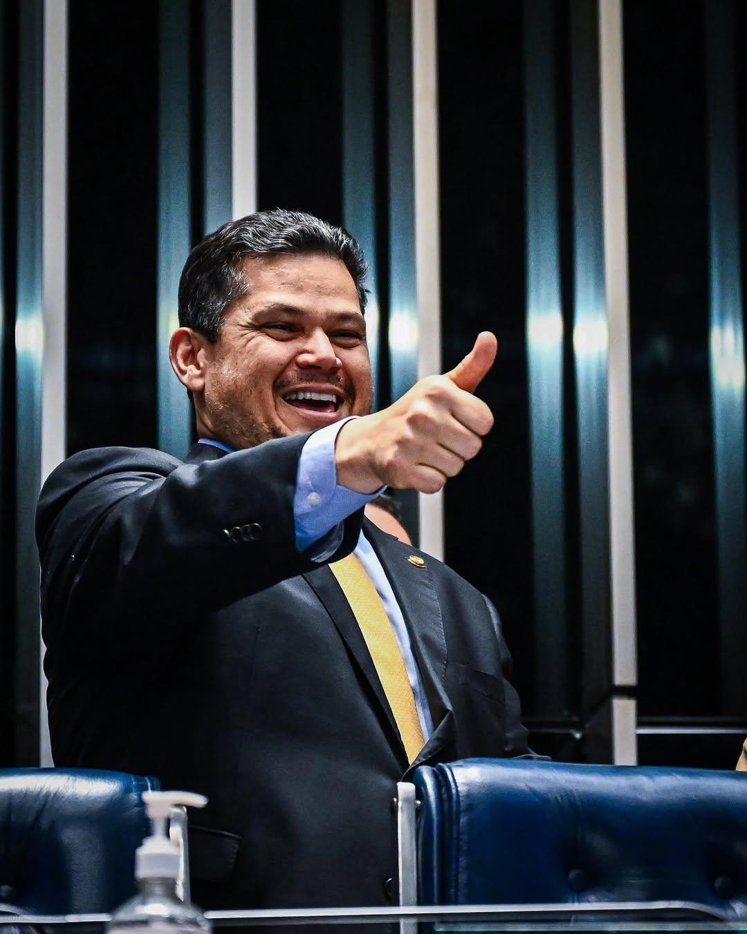Senador Davi Alcolumbre destaca avanços legislativos em sessão plenária