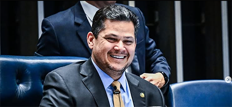 Senador Davi comemora entrega de títulos de propriedade a mais de 140 famílias de Serra do Navio
