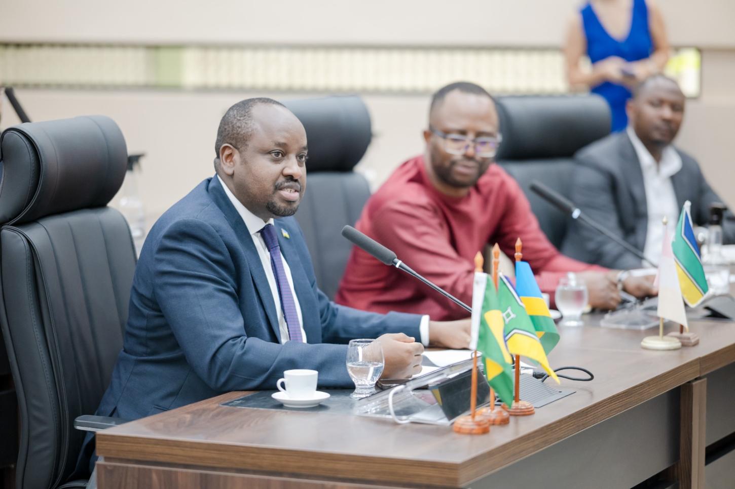 Embaixador de Ruanda no Brasil visita a Assembleia Legislativa do Amapá para fortalecer parcerias