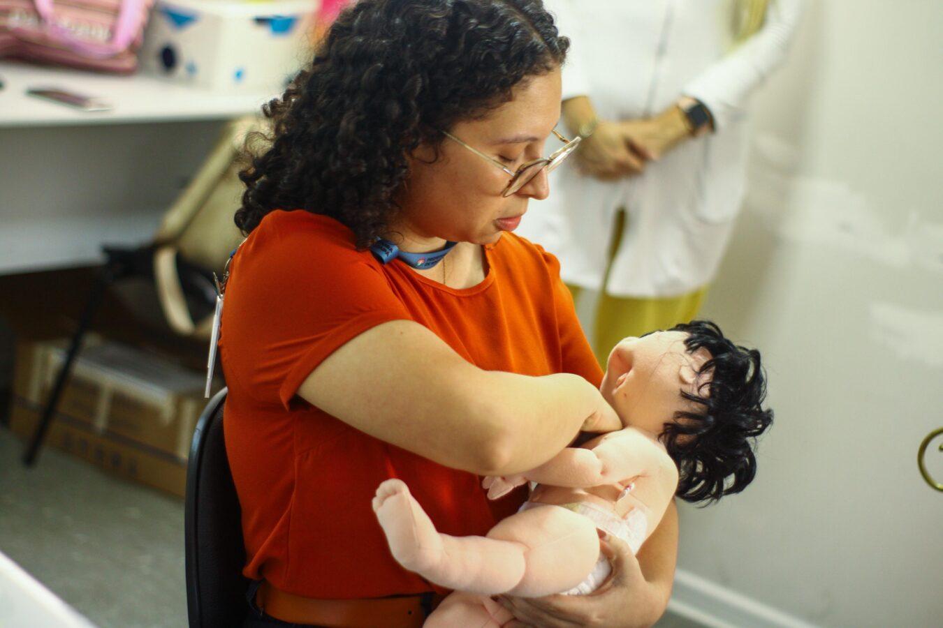 “Hoje aprendi a amamentar com mais confiança e calma”, diz mãe durante ação da Prefeitura no Agosto Dourado