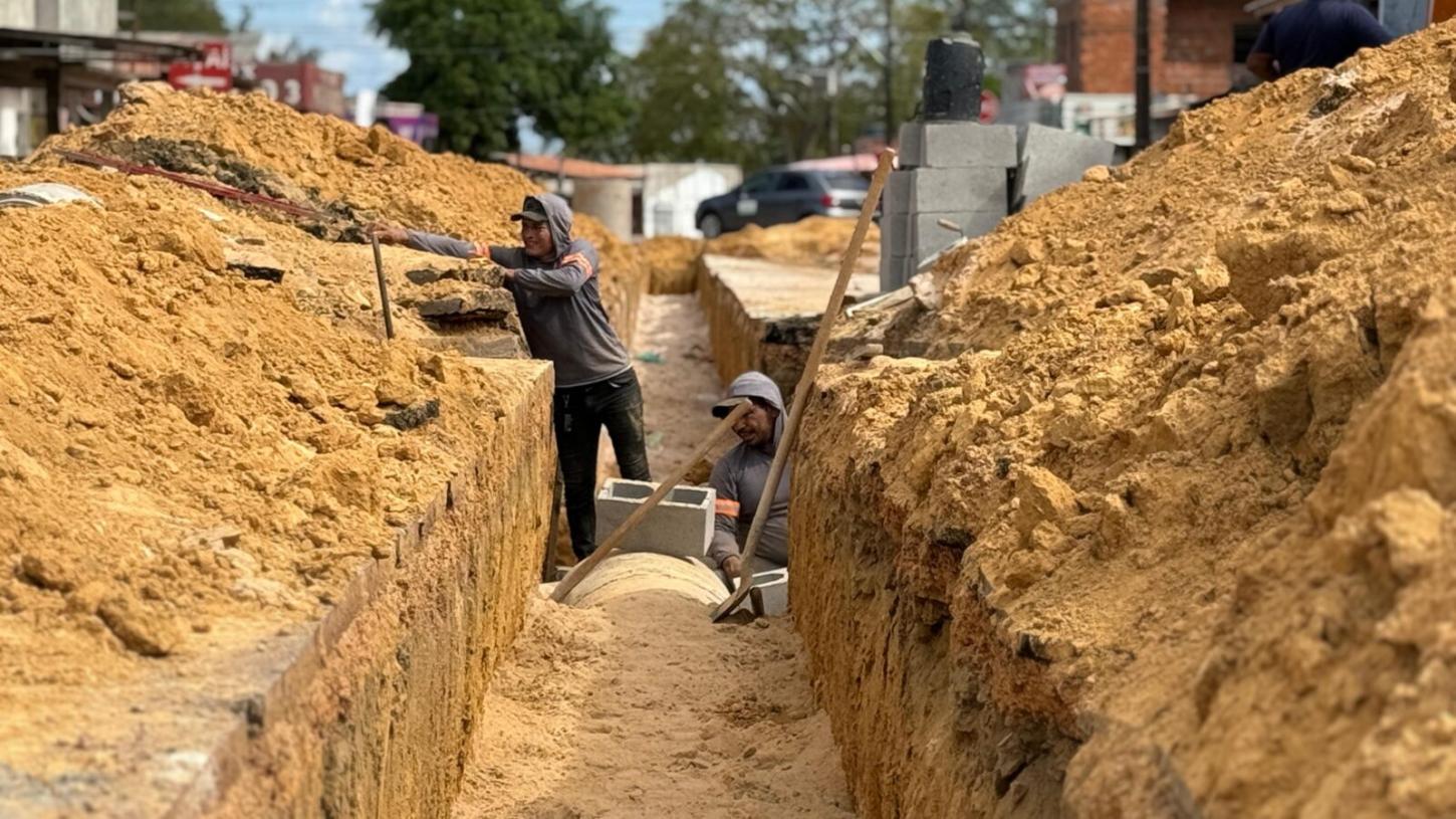 Obra de pavimentação no bairro Marabaixo avança com serviço de drenagem profunda