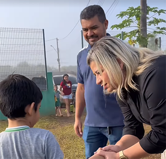 Prefeita Paulinha Santos dá boas-vindas aos alunos no retorno às aulas em Serra do Navio