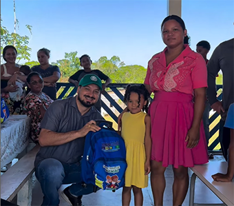 Prefeito Alessandro distribui kits  escolares à comunidade do Ferreirinha