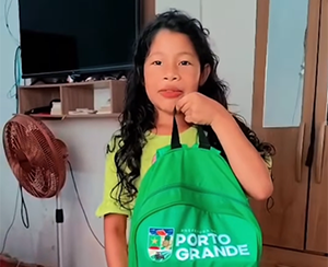 Prefeito Elielson Moraes celebra entrega de kits escolares em Porto Grande