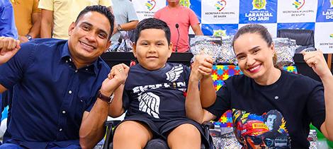 Prefeitura de Laranjal do Jari entrega cadeiras de rodas e fones abafadores para crianças paraplégicas e autistas