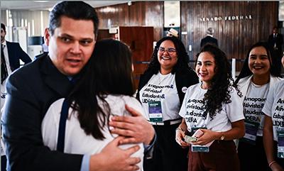 Davi recebe jovens amapaenses que participam da etapa nacional da Conferência de Políticas para as Mulheres