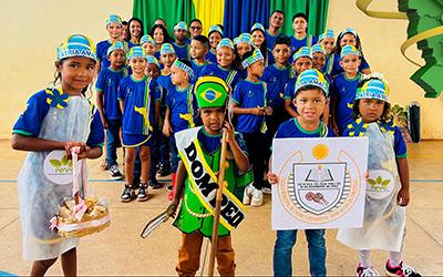 Desfile cívico em Água Branca reforça identidade e compromisso com a educação em Laranjal do Jari