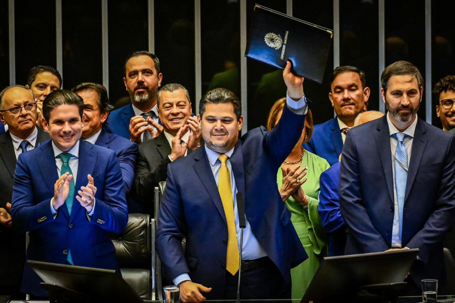 Na promulgação da Emenda 136, Alcolumbre diz que medida salva municípios e estados do colapso financeiro e garante equilíbrio fiscal