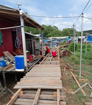 Passarela em construção no Sucuriju fortalece acesso na comunidade ribeirinha do município de Amapá