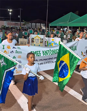 Pedra Branca celebra cultura e história em desfile cívico sobre Maravilhas do Mundo