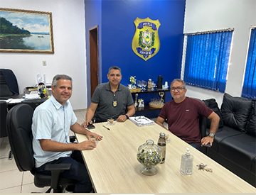 Prefeito Bruno Mineiro discute emissão de identidade para pescadores da Colônia Z-12