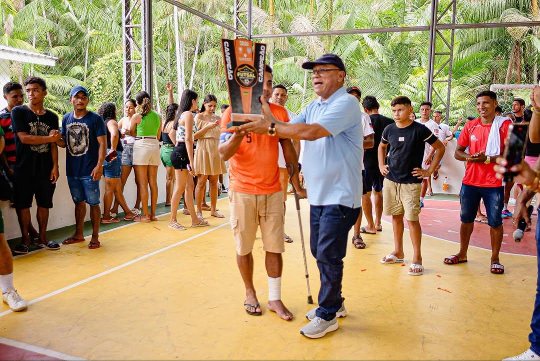 Prefeito Chico Nó prestigia final da Copa do Mundo de Futsal na Vila Maranata