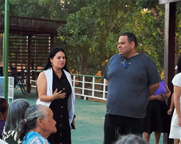 Prefeito Elielson e presidente Carol entregam roupas ao grupo de dança de Porto Grande