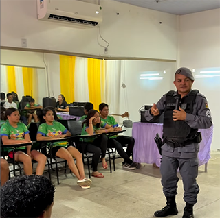 Preparação para o futuro: palestra sobre mercado de trabalho mobiliza adolescentes em Laranjal do Jari