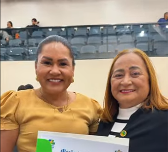 Zeneide Costa entrega moção a enfermeira Aline Teixeira como reconhecimento