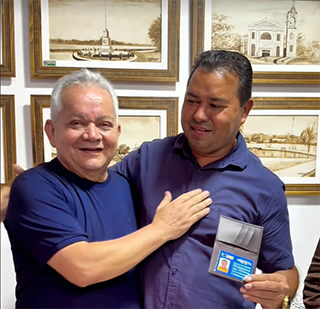 Carteira da Federação Nacional dos Municípios é entregue a prefeito de Calçoene durante cerimônia da AMEAP