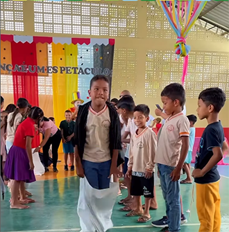 Circo, leitura e afeto: Cutias encerra mês da criança com escola em clima de espetáculo