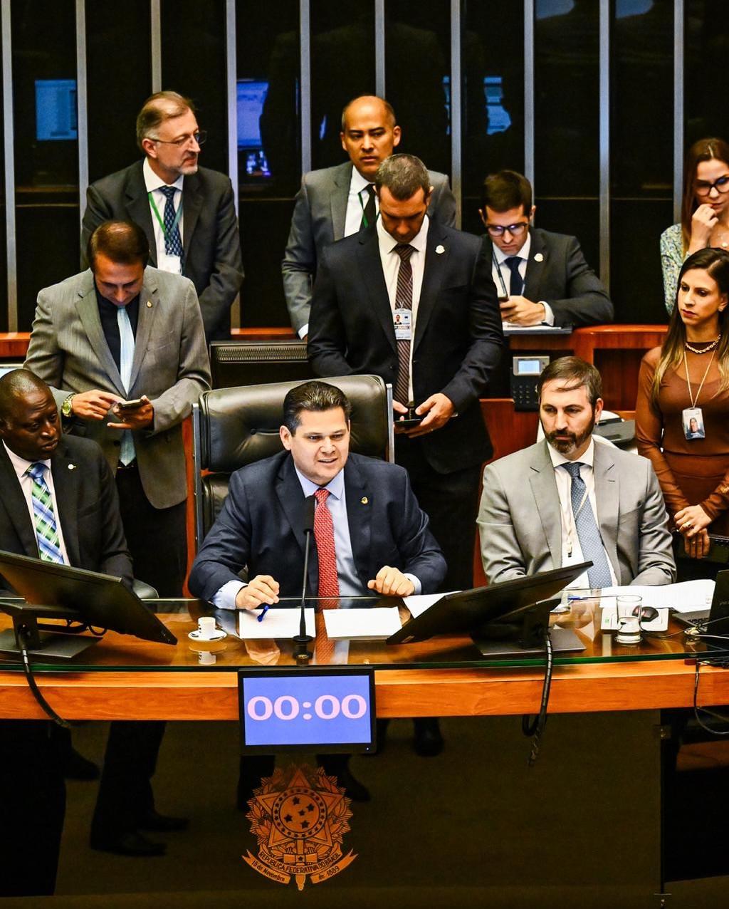 Congresso libera isenção permanente do IR até R$ 5 mil e reforça fundos regionais
