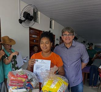 Entrega reforça apoio a agricultores de Pracuúba diante da praga da mandioca
