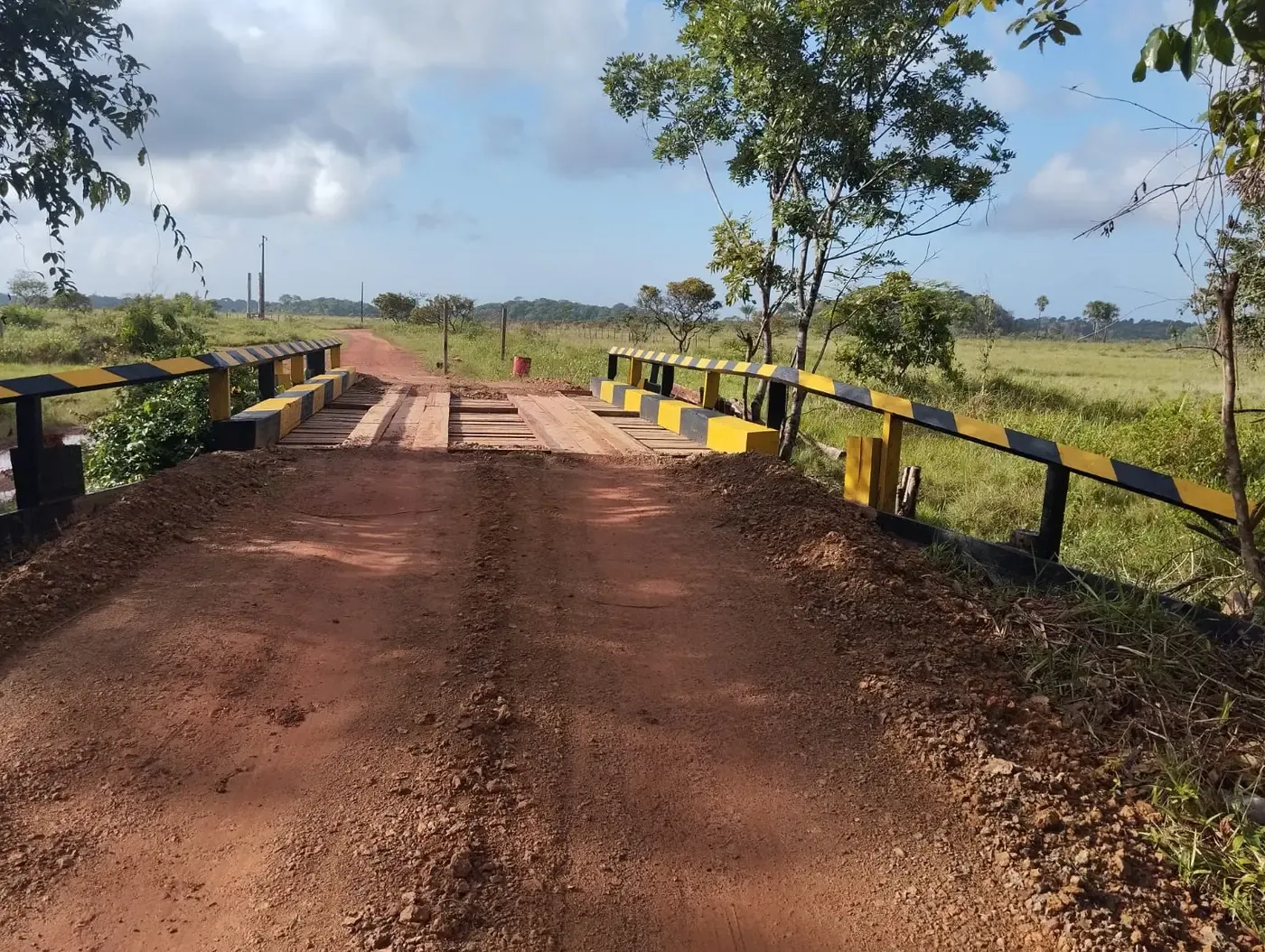 Frente de trabalho reconstrói 13 pontes no Distrito do Cunani, em Calçoene, para garantir mobilidade e segurança viária