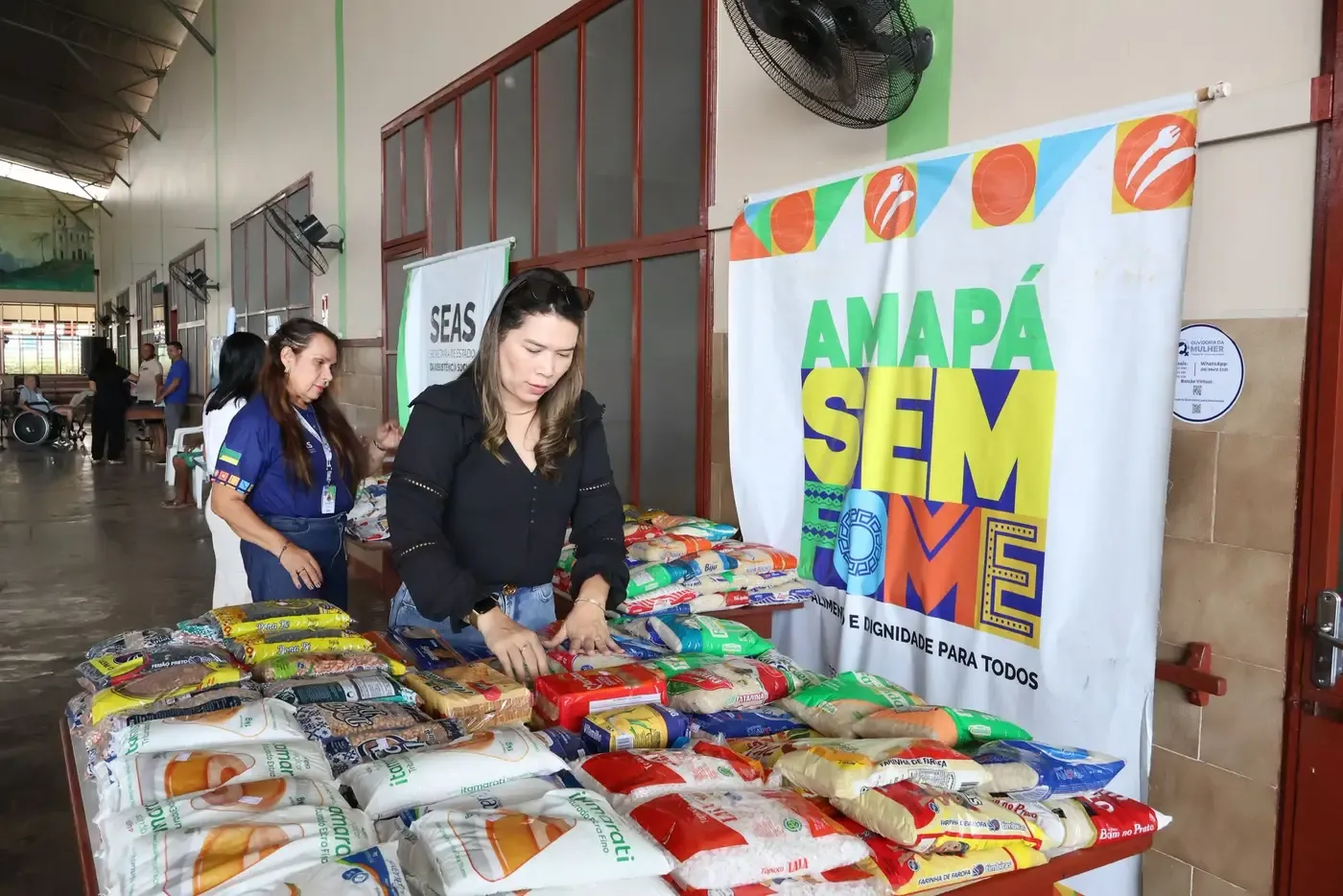 Governo entrega kits de alimentos arrecadados durante congresso farmacêutico para entidades assistenciais