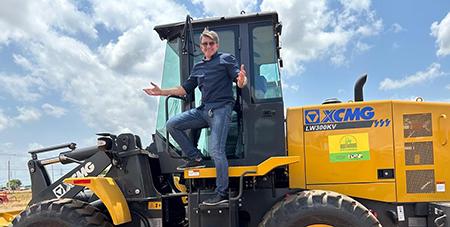 Prefeito Júnior Leite amplia capacidade operacional com nova pá carregadeira