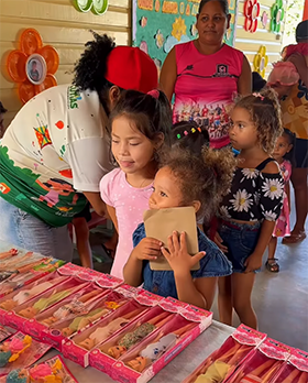 Prefeitura de Cutias do Araguari distribui brinquedos a crianças de comunidades ribeirinhas