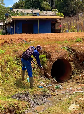 Prefeitura realiza limpeza de canais, roçagem e desobstrução para prevenir alagamentos
