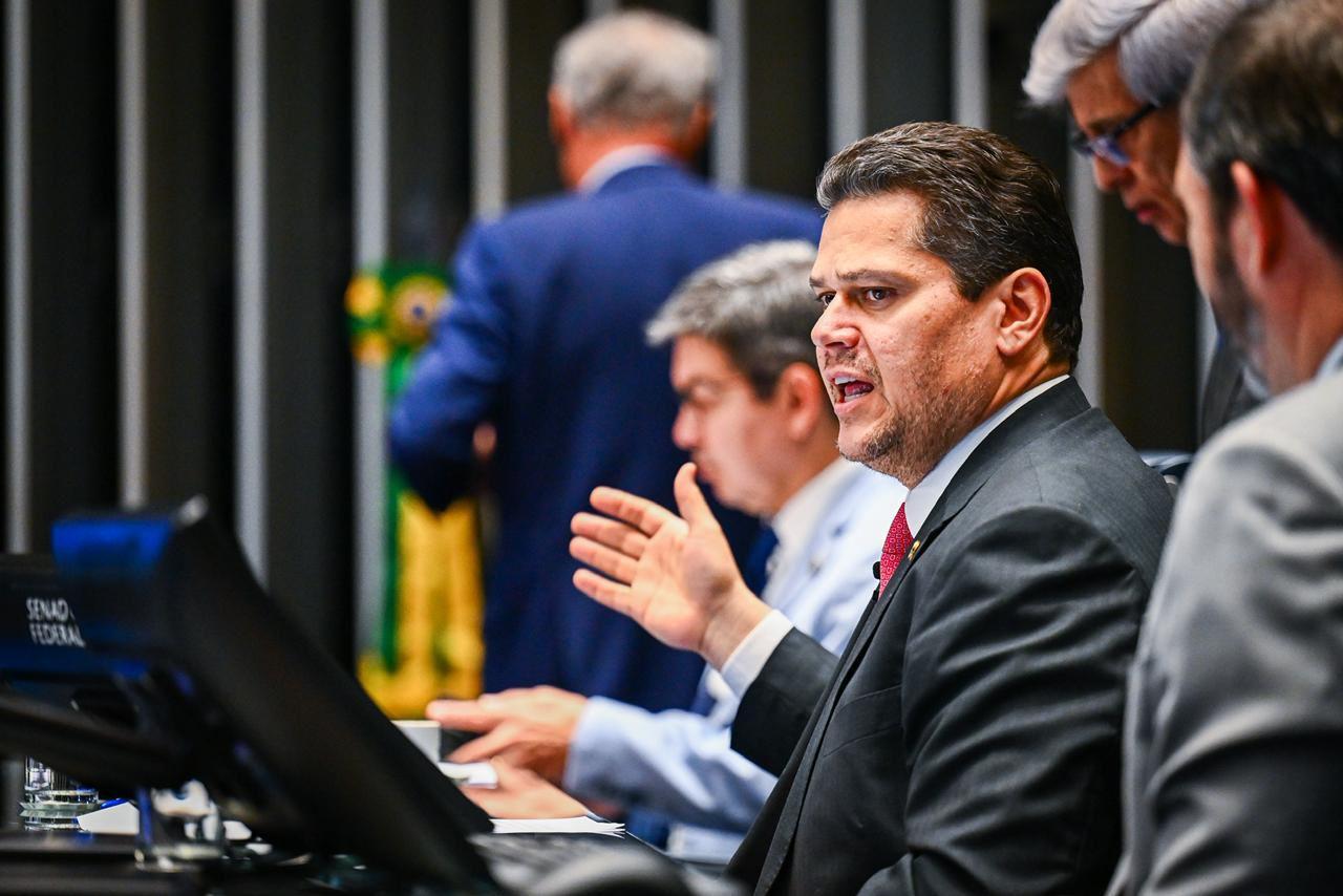 Alcolumbre destaca esforço conjunto do Legislativo para aprovar isenção do IR para quem ganha até R$ 5 mil mensais