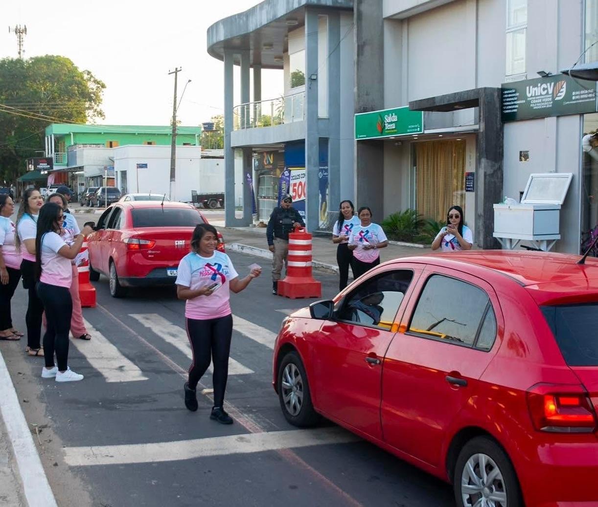 Blitz do Outubro Rosa leva cor e informação à Praça 15 de Novembro