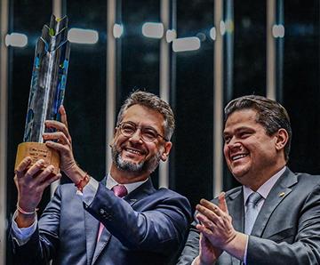 Davi, Clécio e ministro das Comunicações participam da doação de mil computadores e da formatura de 1,4 mil estudantes no Amapá