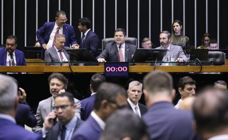 Deputados e senadores rejeitam vetos a projeto de renegociação de dívidas dos estados