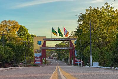 Mazagão valoriza identidade com pórtico revitalizado e bandeiras na entrada da cidade