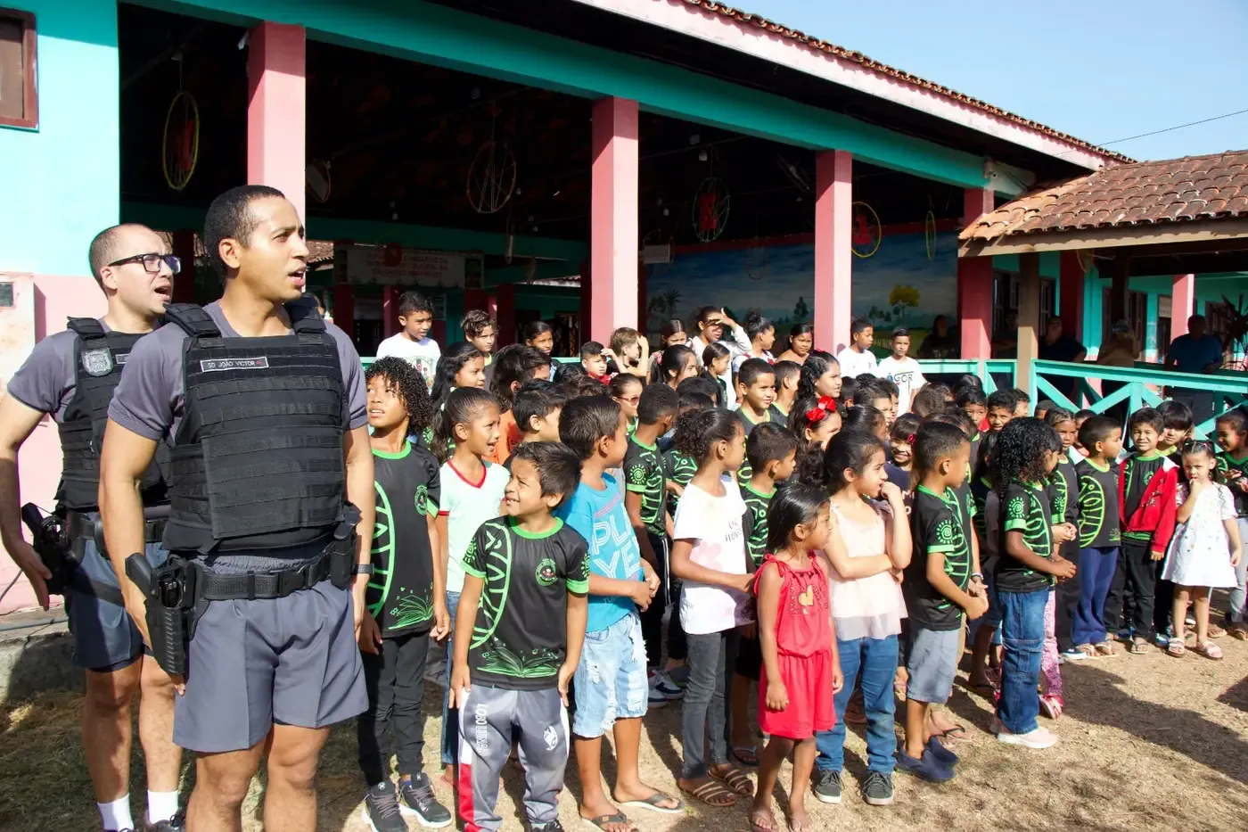 Polícia Militar do Amapá leva civismo e música à comunidade quilombola do Abacate da Pedreira, em Macapá