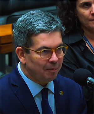 Balanço de Randolfe destaca emprego em alta, inflação menor e novo IR e mira 2026