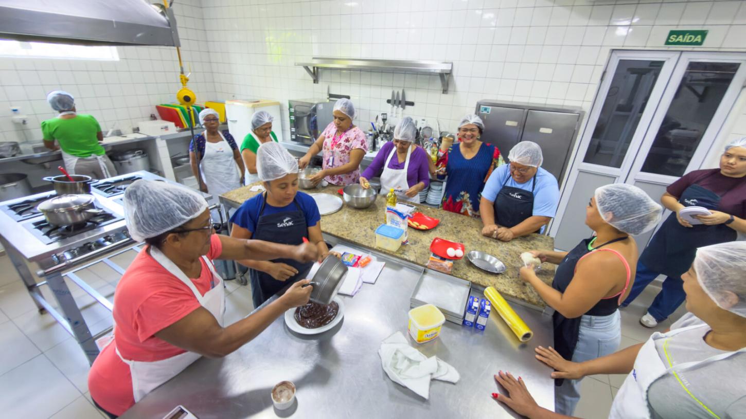 Curso de preparo de doces e salgados qualifica mulheres para geração de renda em Macapá