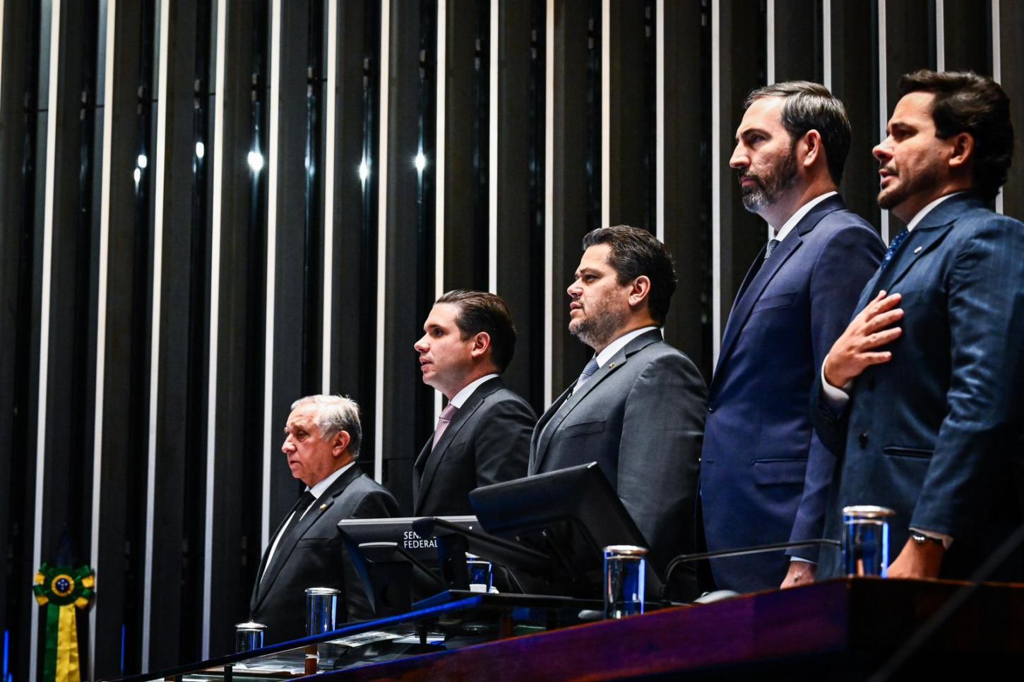 Davi Alcolumbre promulga emenda histórica que garante segurança jurídica a professores