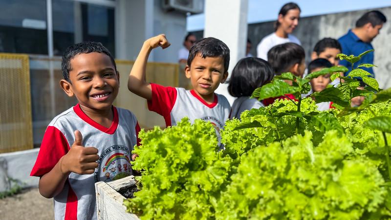 Estudantes da Creche Municipal Marinei Uchôa participam da primeira colheita do projeto Horta Urbana