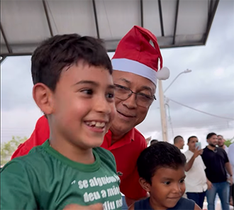 Mazagão celebra Natal das Crianças com chegada inusitada do Papai Noel e forte participação da comunidade