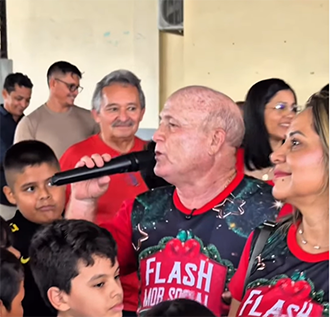 Natal itinerante leva música, brincadeiras e presentes a bairros de Santana