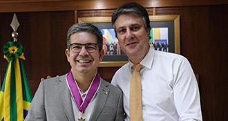 Senador Randolfe Rodrigues é condecorado com a Medalha da Ordem Nacional do Mérito Educativo em Brasília